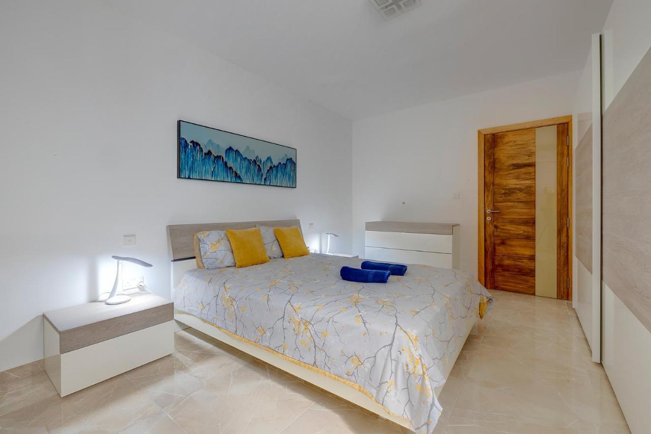 Deluxe Apartment Steps To St George'S Bay Saint Julian's Eksteriør billede