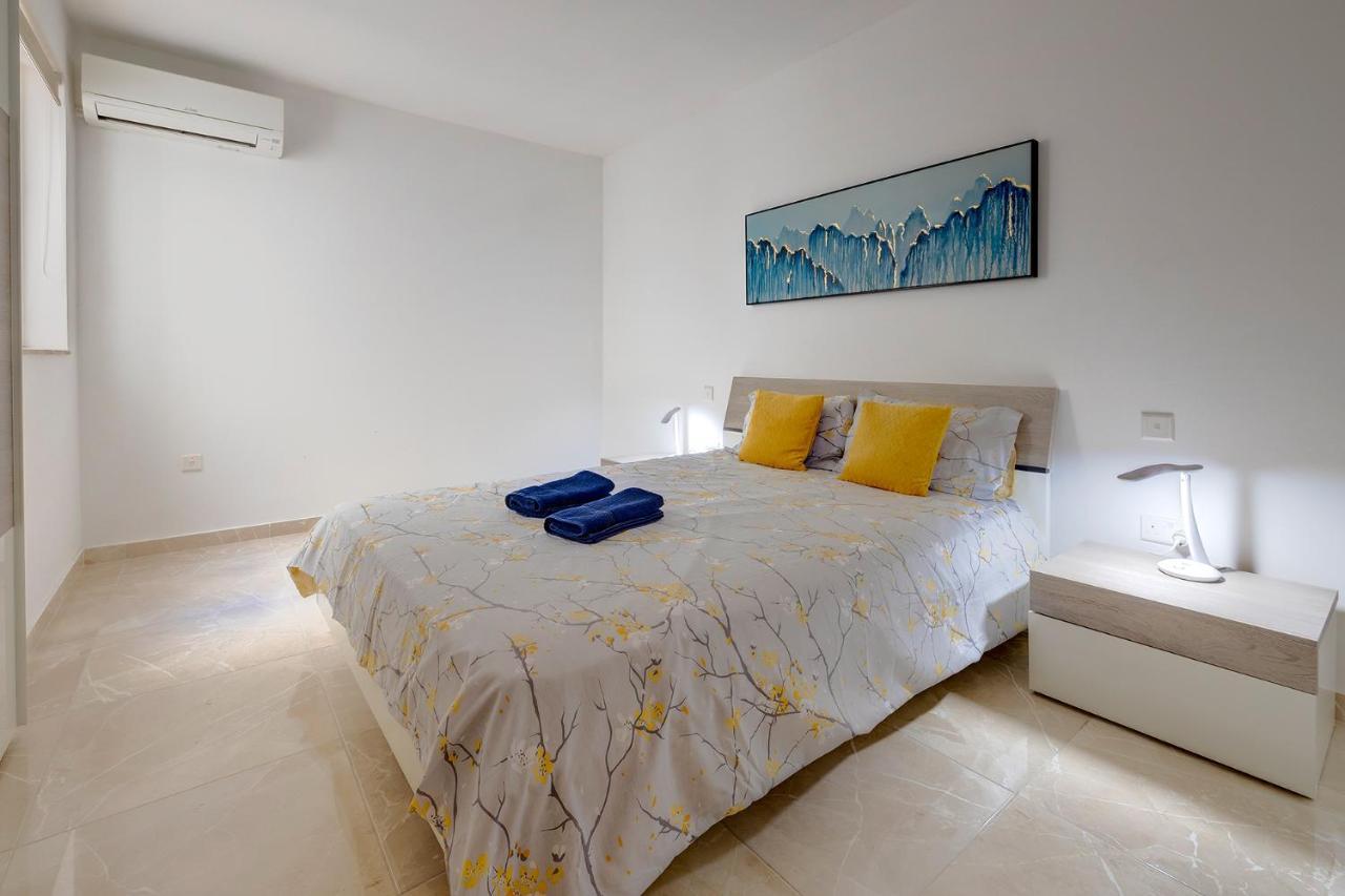 Deluxe Apartment Steps To St George'S Bay Saint Julian's Eksteriør billede