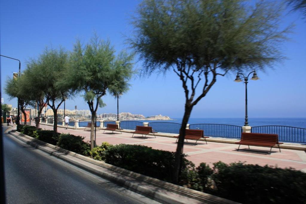 Deluxe Apartment Steps To St George'S Bay Saint Julian's Eksteriør billede