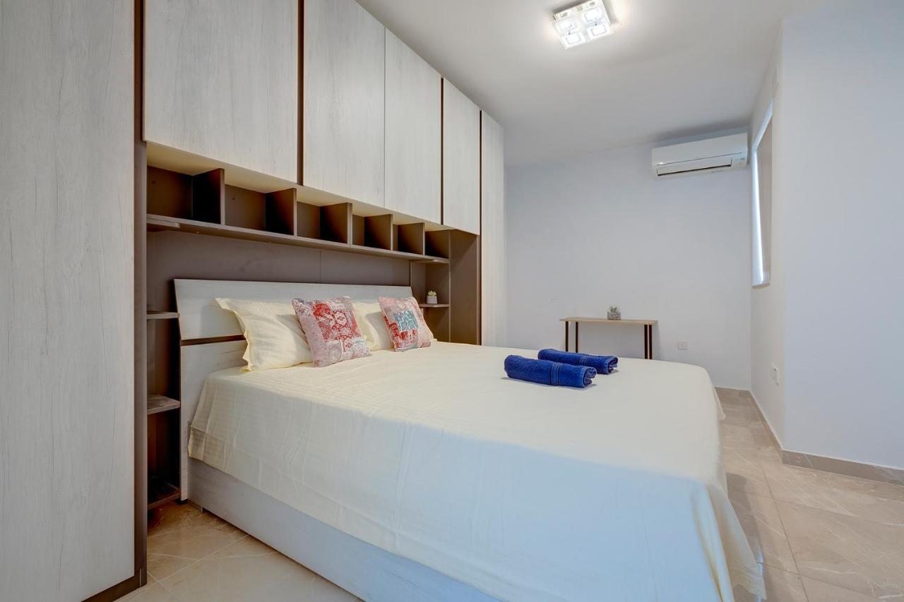 Deluxe Apartment Steps To St George'S Bay Saint Julian's Eksteriør billede